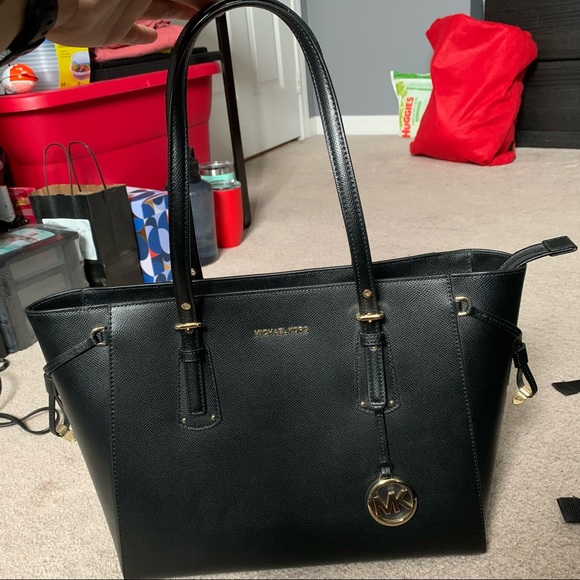 MK Medium Voyager Tote - Picture 5 of 10